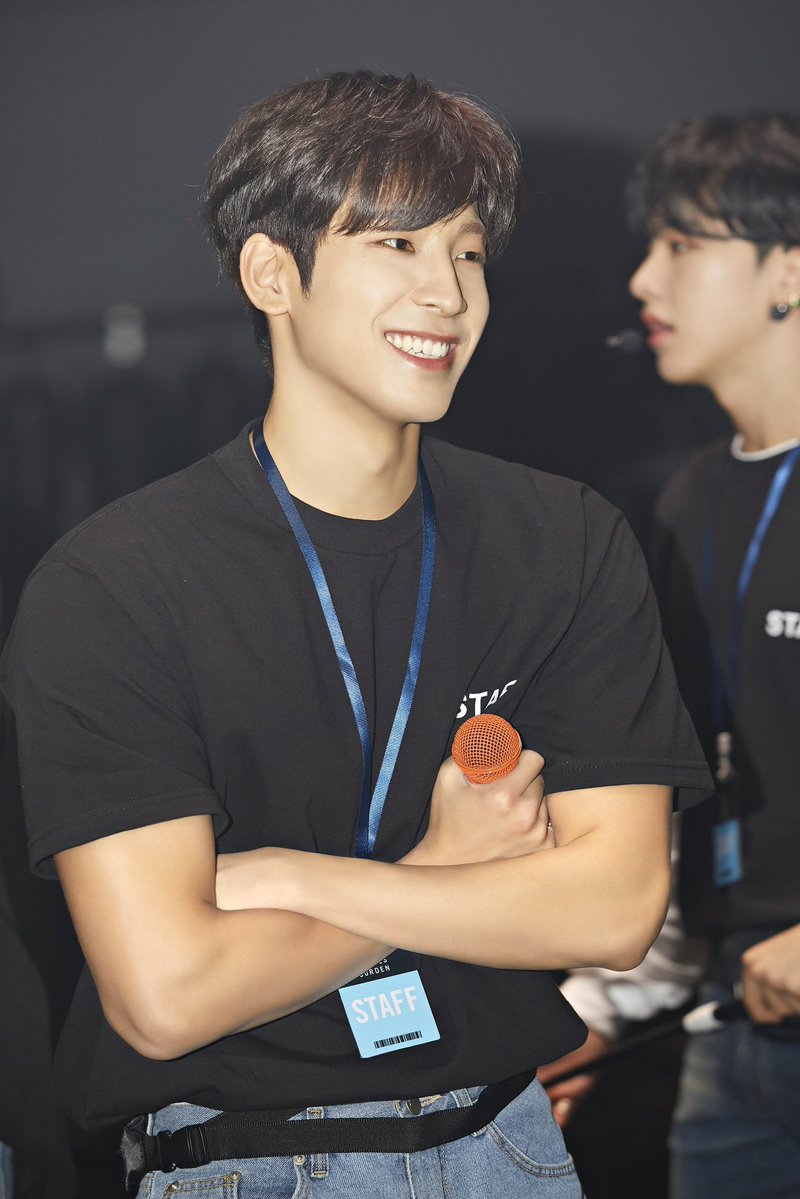 w17171771w's tweet photo. 햇빛 뜨거운날엔 캡틴창원 원우가 보고파요🙃 https://t.co/K70NY2a5yX