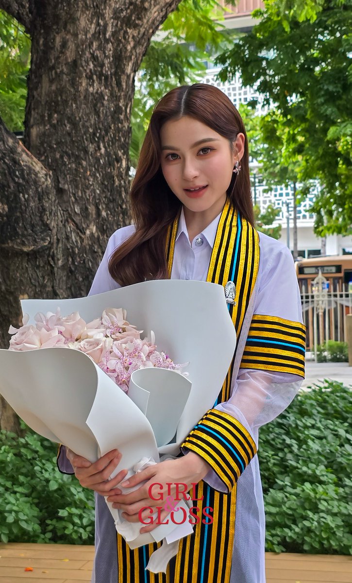 girlngloss's tweet photo. คนสวยเรียนจบแล้ว 🎉 ขอแสดงความยินดีกับ "พรีม-ชนิกานต์ ตังกบดี" ที่สำเร็จการศึกษาระดับปริญญาตรี คณะพาณิชยศาสตร์และการบัญชี สาขาการตลาด marketing จุฬาลงกรณ์มหาวิทยาลัย 🎓✨️

#PrimiilyGraduationsDay
#primiily #ลูกหมีของพรีม https://t.co/cLHcn7sn5b