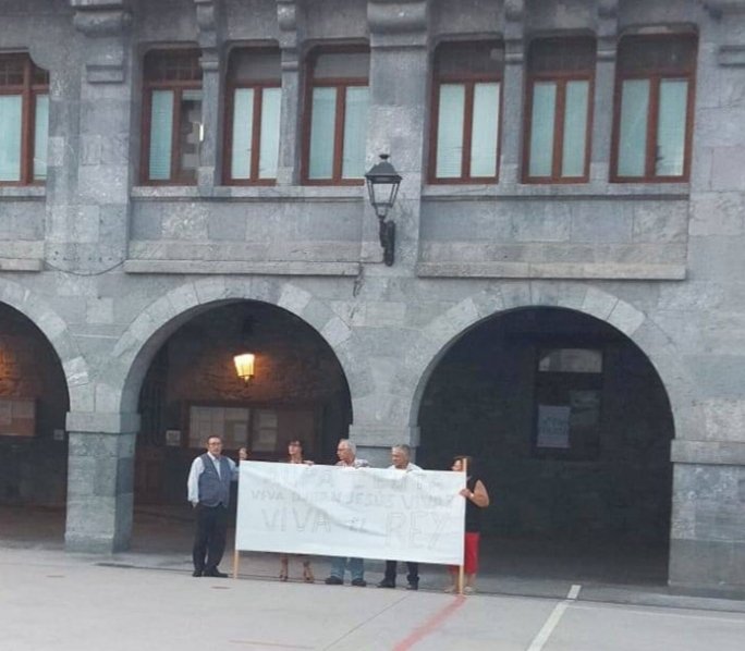 ProfesorTornas5's tweet photo. Mis héroes de Leitza 👏👏.
En un pueblo donde Bildu manda. https://t.co/b9ip3RuyUT