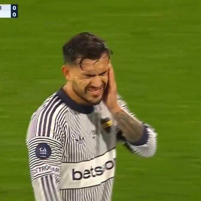 TouchlineX's tweet photo. 🚨 𝗡𝗘𝗪: During the Boca Juniors game, the referee paused the game in minute 10 to honor Lionel Messi as the entire stadium started to applaud. 🇦🇷🩵 https://t.co/b0XBvioJKN