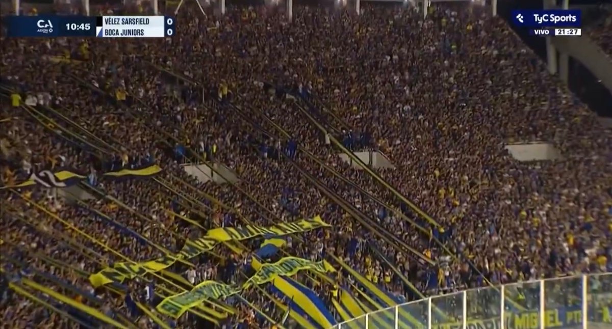 TouchlineX's tweet photo. 🚨 𝗡𝗘𝗪: During the Boca Juniors game, the referee paused the game in minute 10 to honor Lionel Messi as the entire stadium started to applaud. 🇦🇷🩵 https://t.co/b0XBvioJKN
