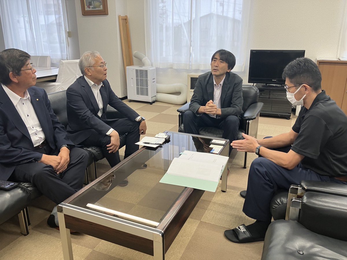 gagomeyokoyama's tweet photo. 北海道浦河町の日高中央漁協を訪問。定置網漁業を経営する奥田副組合長にお話を伺いました。クロマグロの漁獲枠が25%増枠になっても、漁具被害の修理代や入網するマグロによる他魚種の水揚げ減が大きく、それらの対策を求められました。増枠は歓迎するが漁業被害対策が必要と。ごもっともです。
公明党の佐藤町議らが中心になって取り組んでいるトラウトサーモン養殖の現状も伺いました。応援します！