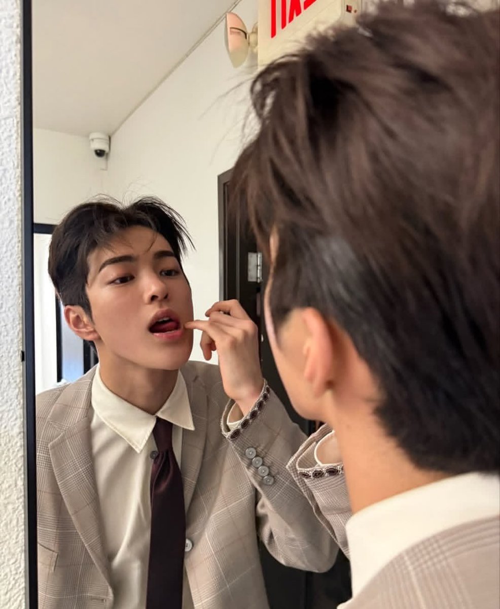 14ahnburger's tweet photo. suit keonho #keonho #건호 https://t.co/SOQIFTpKI4
