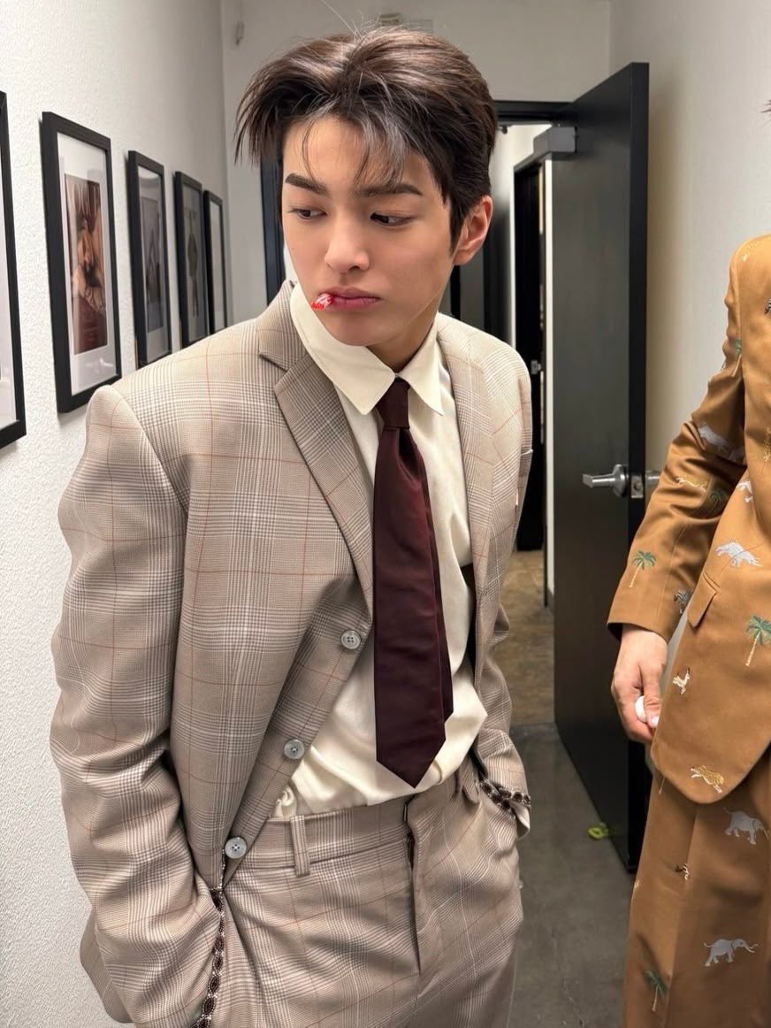 14ahnburger's tweet photo. suit keonho #keonho #건호 https://t.co/SOQIFTpKI4