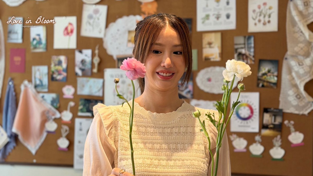 LoveInBloomMono's tweet photo. ไปกันต่อออ วันนี้เจสซี่และต้นน้ำมาเรียนจัดดอกไม้ เตรียมรับชมอะไรใหม่ ๆ ได้เลย 😍💐✨

TPJS IS SHINING BRIGHT 03

#LoveInBloomTheSeries
#Jessienatsiya
#Tonisnam https://t.co/02W72zh7Vv