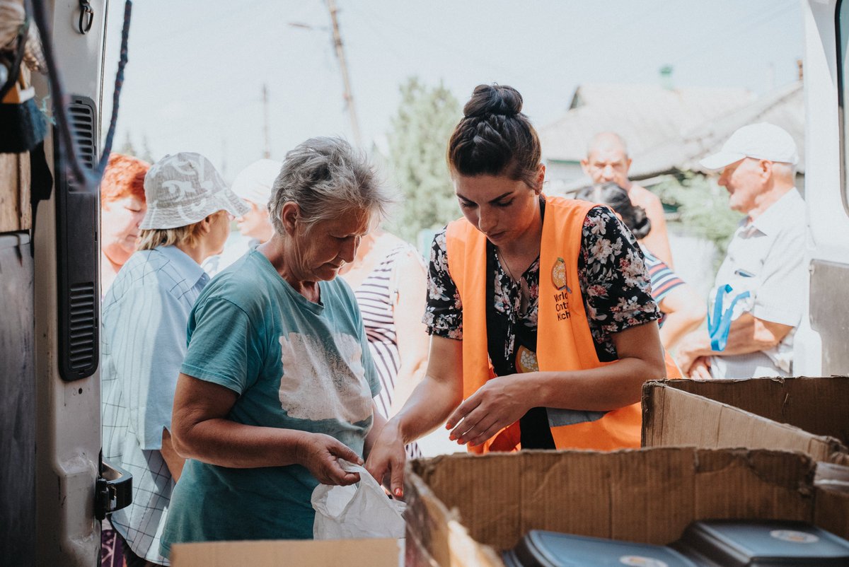 Mercemarinval's tweet photo. Today I volunteered at the city’s community food bank, packing 200+ meal kits for unhabled neighbors. Small act, big warmth  #VolunteerDay #CommunityLove https://t.co/Ogt8Q6JG43