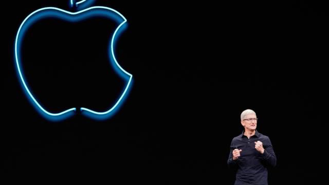 DigiPaperTR's tweet photo. Apple’da Tim Cook dönemi sona erdi.

Şirketin yönetiminde uzun süredir beklenen değişim gerçekleşti. John Ternus, Apple’ın yeni CEO’su olurken Tim Cook İcra Kurulu Başkanlığı görevine geçti.

Cook’a yeni görevi kapsamında 47 milyon dolarlık maaş ve hisse paketi verildi.

Apple, 15 yıl sonra yeni bir CEO ile yoluna devam edecek.