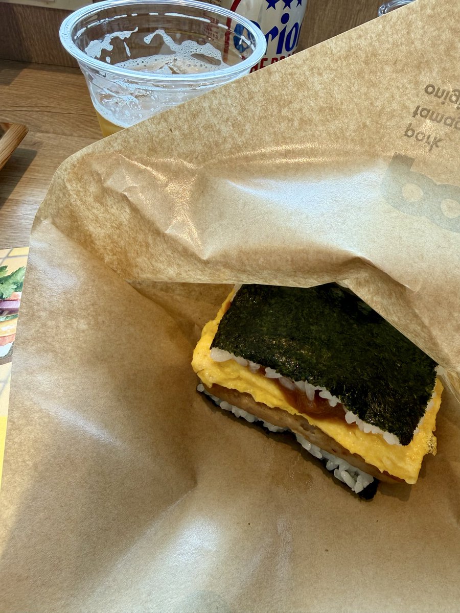 emi_274a's tweet photo. 旦那がお昼食べたいって言うんでポーたま屋へ。
私はオリオンビールと2種類を味見程度だけ頂きました。
まだ腹ぱんで食べる気にはならない😇 https://t.co/zf9FBRRnIw