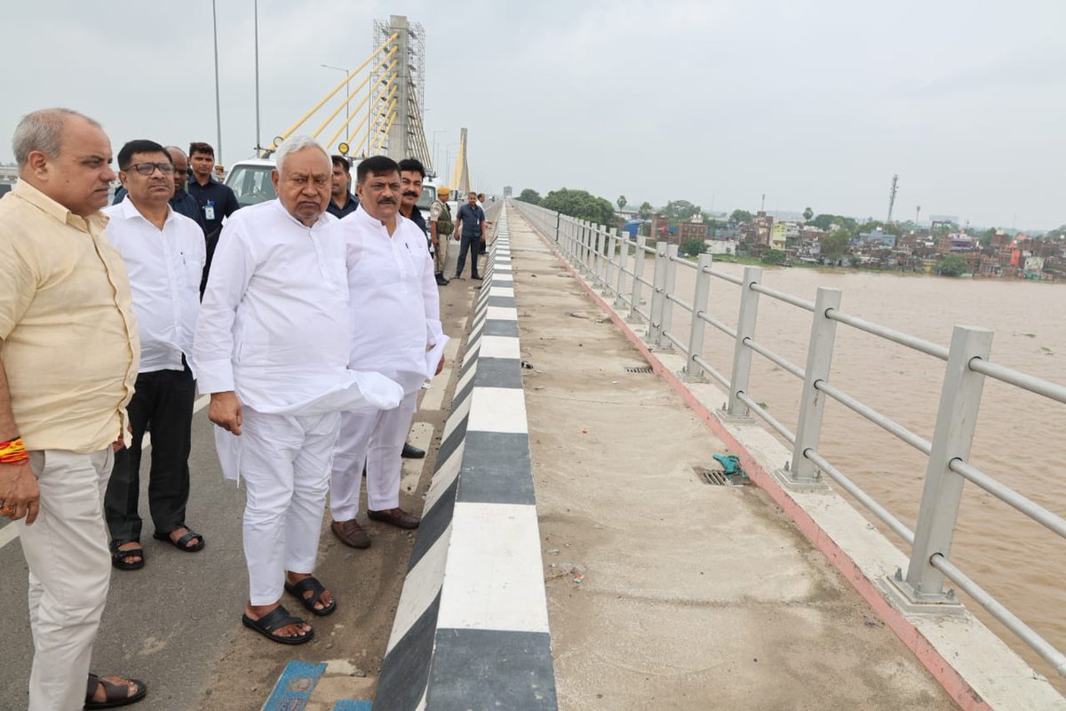 KashishBihar's tweet photo. जेडीयू के कार्यकारी राष्ट्रीय अध्यक्ष संजय झा और  पूर्व सीएम नीतीश कुमार ने बाढ़ प्रभावित इलाकों का दौरा किया

संजय झा ने कहा—नेपाल से पानी छोड़े जाने के बाद कई जगह स्थिति खराब हुई है

बिहार सरकार पूरी तरह अलर्ट मोड में, प्रशासन को सतर्क रहने के निर्देश

पटना समेत कई इलाकों में बढ़ते जलस्तर पर सरकार की नजर

5 सितंबर से बिहार के 12 जिलों में शुरू होगा ‘नीतीश संवाद’

बक्सर से होगी शुरुआत, जल समझौते से हुए नुकसान और लाभ पर होगी चर्चा

बेंगलुरु में बिहार महोत्सव के आयोजन को संजय झा ने बताया देशभर में अच्छा संदेश देने वाला कदम