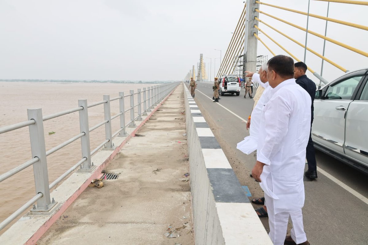 KashishBihar's tweet photo. जेडीयू के कार्यकारी राष्ट्रीय अध्यक्ष संजय झा और  पूर्व सीएम नीतीश कुमार ने बाढ़ प्रभावित इलाकों का दौरा किया

संजय झा ने कहा—नेपाल से पानी छोड़े जाने के बाद कई जगह स्थिति खराब हुई है

बिहार सरकार पूरी तरह अलर्ट मोड में, प्रशासन को सतर्क रहने के निर्देश

पटना समेत कई इलाकों में बढ़ते जलस्तर पर सरकार की नजर

5 सितंबर से बिहार के 12 जिलों में शुरू होगा ‘नीतीश संवाद’

बक्सर से होगी शुरुआत, जल समझौते से हुए नुकसान और लाभ पर होगी चर्चा

बेंगलुरु में बिहार महोत्सव के आयोजन को संजय झा ने बताया देशभर में अच्छा संदेश देने वाला कदम