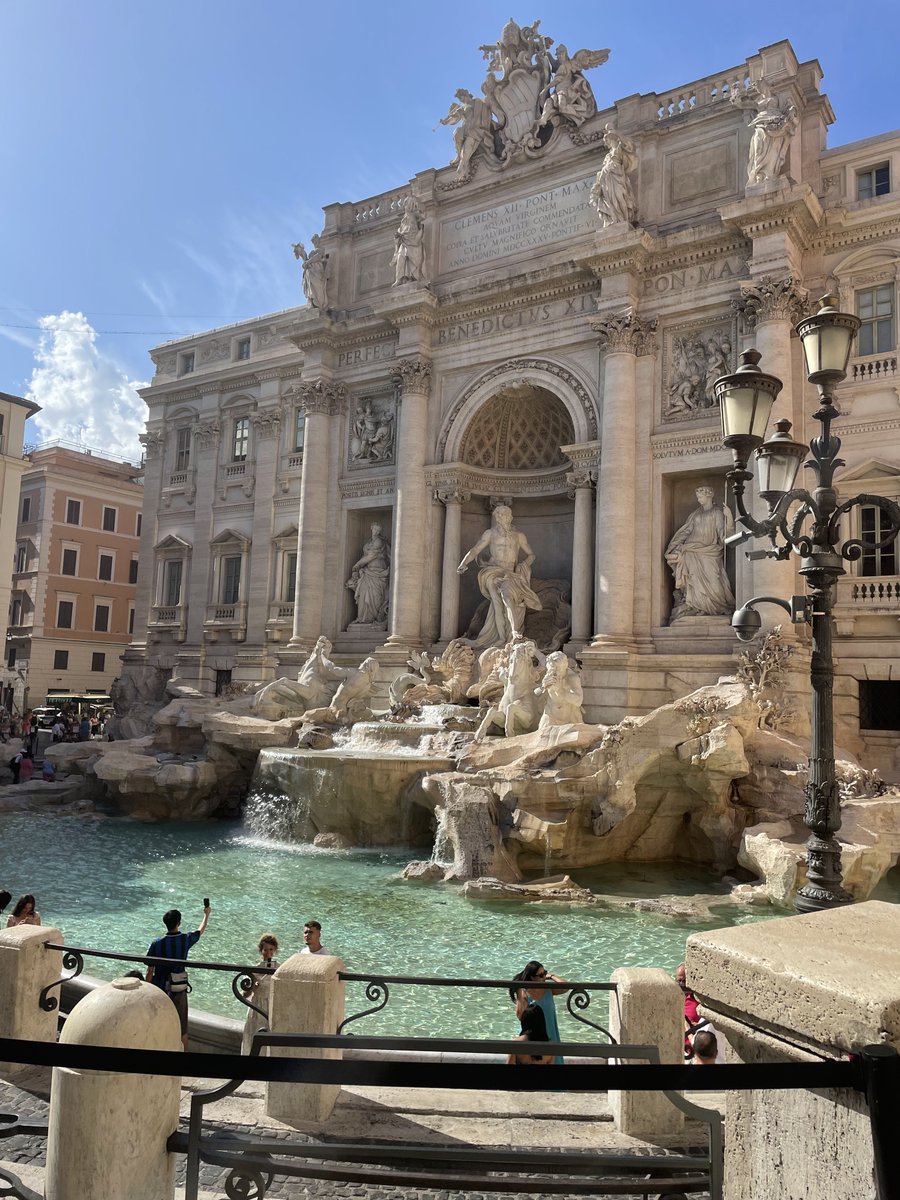 esotericmoss's tweet photo. Currently eating a pistachio croissant next to the Trevi fountain. Life is good. https://t.co/bXa2EyOsBk
