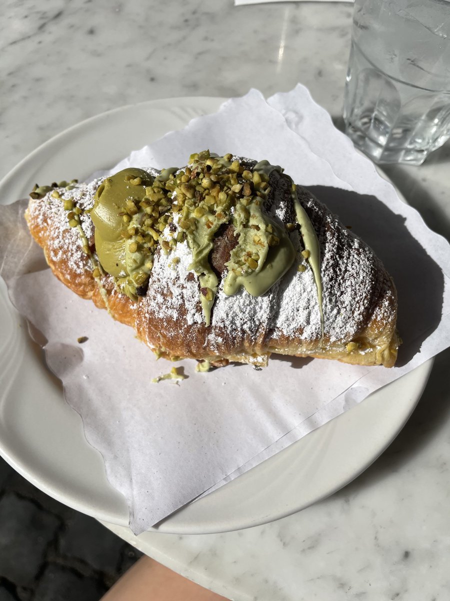 esotericmoss's tweet photo. Currently eating a pistachio croissant next to the Trevi fountain. Life is good. https://t.co/bXa2EyOsBk
