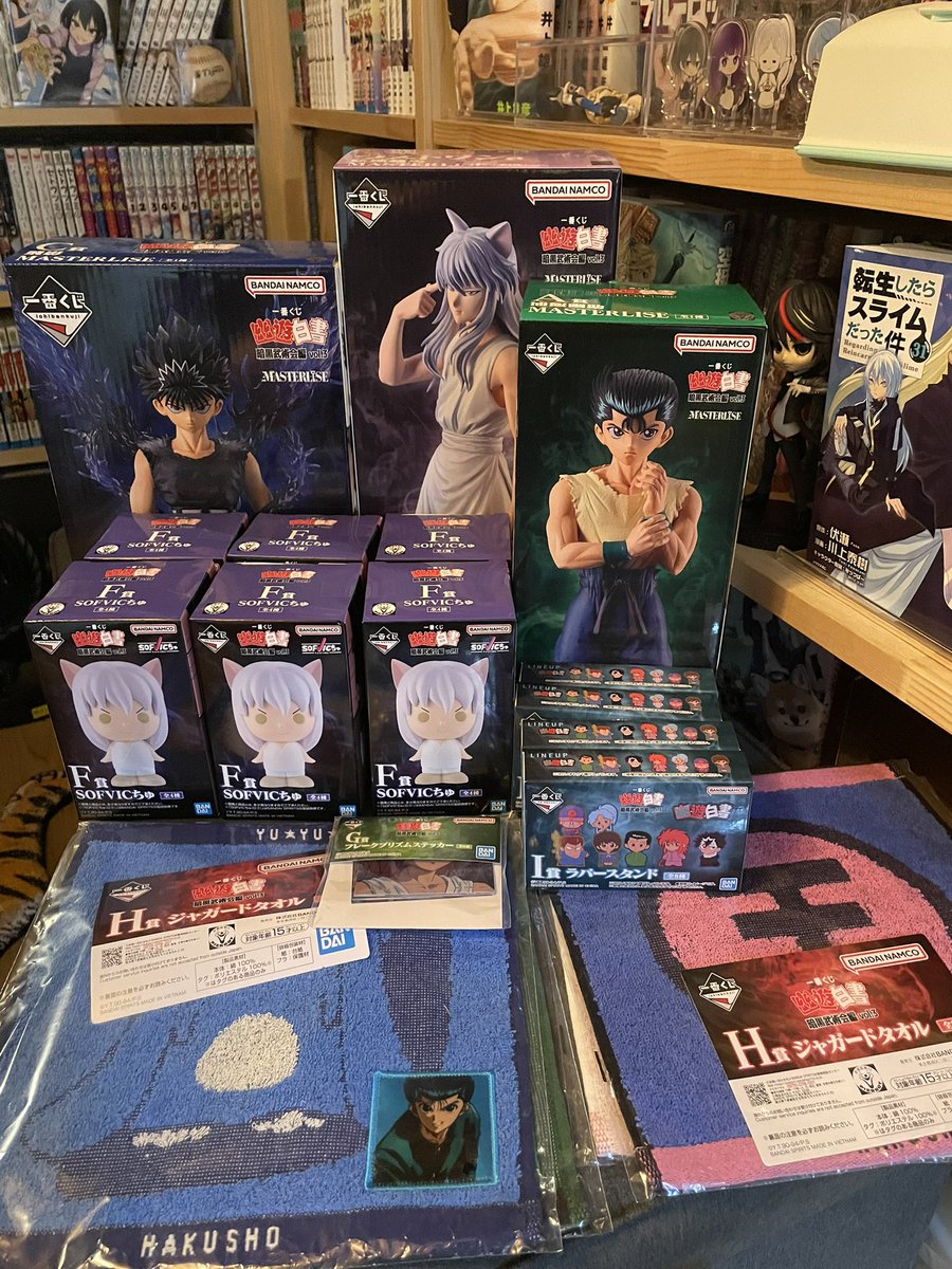 Ringkun34's tweet photo. 近所のスーパーに幽遊白書の一番くじが残ってるのは知ってたんやけど、今日行ったらこないだ見た時より下位賞が減って、しかも半額になってたΣ(´д｀)
残り17回全消ししてきた😊
飾るスペースをまた空けなあかん！
ガチャのフィギュアを子供にあげるか売るか🤔 https://t.co/JJqCsu3NN1