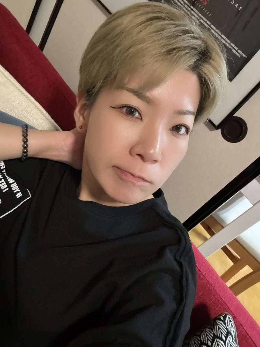 zavel____0228's tweet photo. ちょっと見てくれる
今朝と今。朝のむくみヤバくね？ https://t.co/fqm9FbdGAA