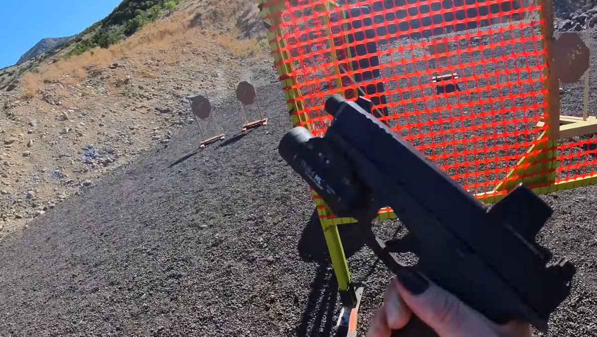 JTPooka's tweet photo. Meanwhile my average handgun reload shows a nice silhouette of the gun, even most of the grip and shooting clearly shows it operating as the whole slide moves -- I JUST REALLY LIKE THE LITTLE THINGS, OKAY? >:U https://t.co/AFNSTPwOVr