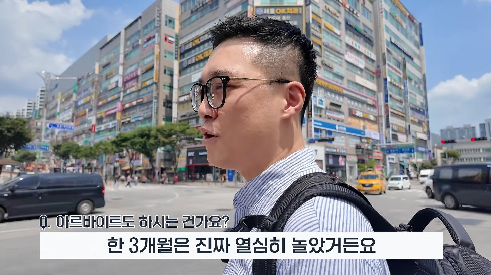 hot_in4's tweet photo. [월배당 500받아 퇴사한 남자의 노하우]

북마크하고 새겨보면서 내 걸로 만들자

투자 시점보다 조기 시작이 중요한거 같음
S&P500 연 10% 복리 가정 시 월 100만원씩 15년 적립하면 10억 이상 가능하다고 함.

이분의 투자 방식이 공격적이지만 개인적으로 동감하는 건 고배당을 늘리고 그 고배당으로 SCHD, VOO 등 늘리는 방식임
(머리속으로 

[직업 및 시작 배경]
- 외식 가맹점 관리직으로 15년 근무, 직접 자영업도 병행

- 2019년 말부터 본격적으로 주식 투자 시작

- 2024년 말경 성장주·개별주 위주 포트폴리오에서 배당 중심 포트폴리오로 전환 (스트레스가 컸다는 게 이유)

- 2025년 9월경부터 현금흐름 확대 방향으로 포트폴리오 조정하며 퇴사 고민 시작

- 작년(2025년) 11월 퇴사, 현재 배당 파이어족 생활 중 (인터뷰 시점 기준 퇴사 6개월차)

- 퇴사 후 주 3회 아르바이트로 근로소득 유지 중 (건보료·세금 혜택 목적)

[계좌 구성 방식]

1) 월평균 배당금 450~500만원
  (5월 580만원, 6월 460만원 등 변동)

2) 계좌는 일반계좌(40%) / ISA(30%) / 연금저축·IRP(30%)로 분산

3) ISA·연금저축 분배금은 전액 재투자, 일반계좌 분배금+근로소득으로 생활비 충당

4) ISA는 대부분 배당금 비과세 혜택 활용, 연금저축은 연 600만원 납입하며 100% 지수형 상품(S&P500, 나스닥)

5) 세금/건보료는  연봉 5천만원 + 연배당 7천만원이어도 추가 세금은 월 기준 약 10% 수준

5-1) 완전 파이어(근로소득 없음)면 연 배당 약 8천만원 구간까지는 원천징수로 종소세 추가부담 없음, 건보료만 소액 추가(월 약 51만원, 7%)

5-2) 세금 폭탄은 고소득자(연배당 1억~1억5천 이상)부터 체감 가능한 수준

[포트폴리오 구성 철학]

1) 개인 포트폴리오: 배당 관련 70% / 지수 관련 30%

2) 배당 70% 중: 커버드콜 50%, 일드맥스류 초고배당 10%, SCHD·SPY 등 지수형 나머지

3) 초고배당 상품(일드맥스, 맥스셰어즈, 라운드힐 등)은 연 배당률 10~100%까지 다양하나 원금 손실 위험 있음, 포트폴리오의 20~30% 이내로 제한 권장, 기초지수 이해 후 투자 강조

3-1)  보유 초고배당 종목: NVDA, 팔란티어, MSTR/MSTY 추종 상품 등 4종, 1차 매수분은 이미 원금 회수 완료

4) 추천 전략: 초반엔 커버드콜/초고배당으로 현금흐름 확보, 그 돈으로 SCHD, S&P500, 나스닥 같은 지수형 자산 재투자

5) 지수 상품 중에서도 QLD(나스닥 2배) 등을 배당금으로 매수해 상승장 대응

[하락장 대응 경험]
1) 2019년 이후 3~4차례 하락장 경험, 매도 없이 버틴 비결은 매달 들어오는 분배금으로 저가 매수 가능했기 때문

2) 최근 환율 이슈로 미국장 10% 이상 급락 시에도 포트폴리오 변경 없이 대응

[개인적 변화]
퇴사 후 첫 해외여행, 아이들과 아침식사 시간 확보가 가장 큰 만족 포인트

기타 언급 상품
1) JEPI보다 JEPQ 성과가 더 좋았다고 평가

2) 최근 관심 종목은 메모리 반도체(AMD, 샌디스크 등) 추종 커버드콜 상품

(출처 - 자람들(자립하는 사람들))

#파이어족 #JEPI #JEPQ #SCHD #VOO #QLD