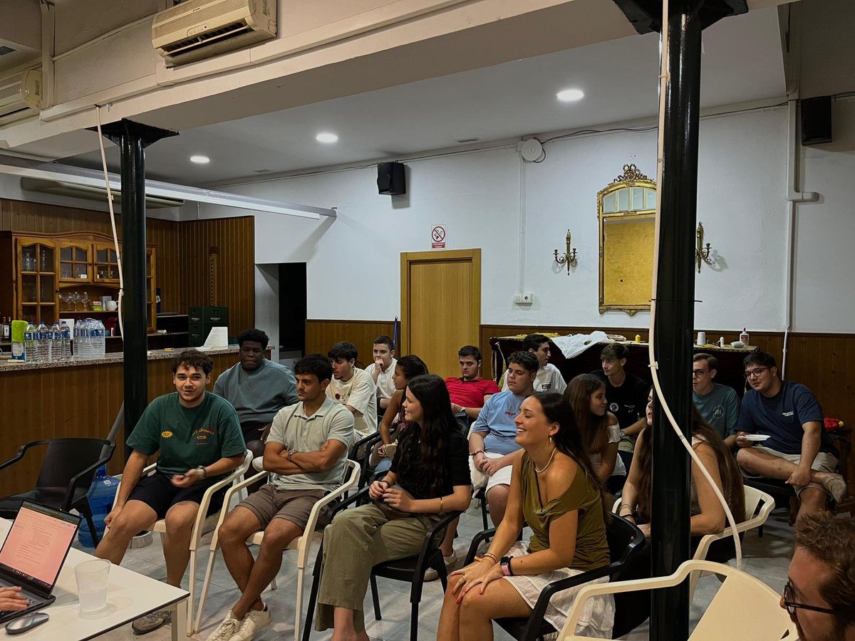 SilencioAlmeria's tweet photo. GRUPO JOVEN | Anoche, nuestro Grupo Joven celebró una nueva jornada de preparación y formación de cara a los próximos cultos en honor a nuestra Madre, María Santísima del Consuelo. https://t.co/w5vGkzbVrw