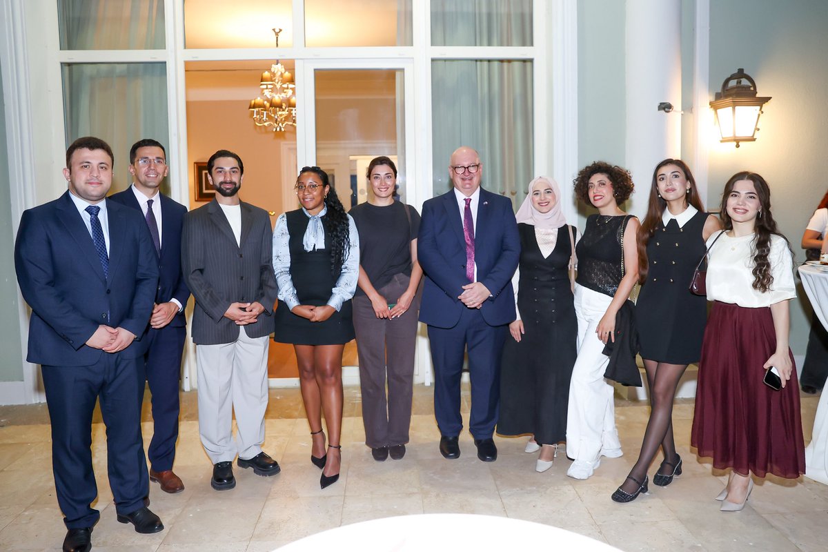 DNormanFCDO's tweet photo. Dünən @CheveningFCDO məzunları və @JohnSmithTrust icmasının üzvləri ilə görüşməyə şad oldum.

🇬🇧-da təhsilə başlayacaq yeni təqaüdçüləri təbrik edir və uğurlar arzulayıram! 👏👏

Onların qazanacağı bilik və təcrübənın 🇦🇿 üçün də faydalı olacağına inanıram 🤝 https://t.co/TYV069w9gQ