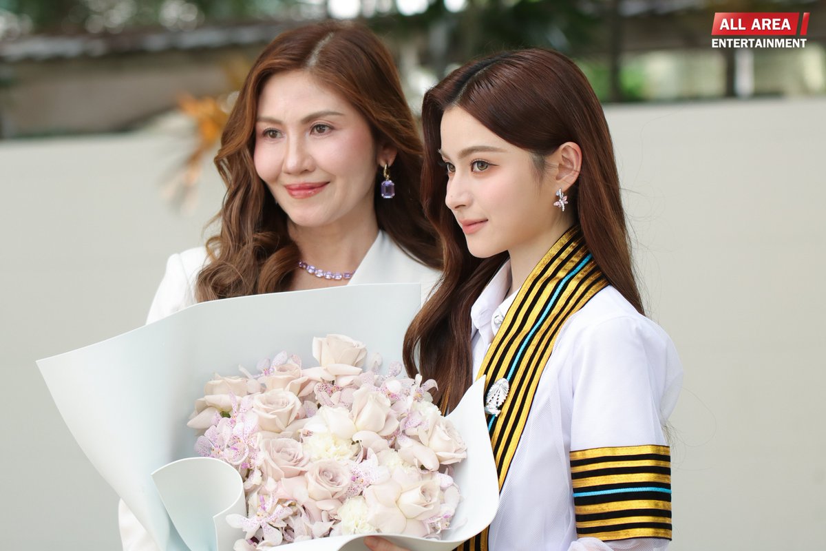 allarea_ent's tweet photo. โมเมนต์น่ารัก ๆ ของน้องพรีม กับคุณ���ม่และพี่สาว 🎓✨️
CONGRAT PRIM NEW JOURNEY
#PrimiilyGraduationsDay
#primiily #ลูกหมีของพรีม https://t.co/I5ybrS2ZCD