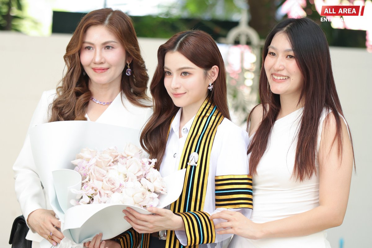 allarea_ent's tweet photo. โมเมนต์น่ารัก ๆ ของน้องพรีม กับคุณ���ม่และพี่สาว 🎓✨️
CONGRAT PRIM NEW JOURNEY
#PrimiilyGraduationsDay
#primiily #ลูกหมีของพรีม https://t.co/I5ybrS2ZCD