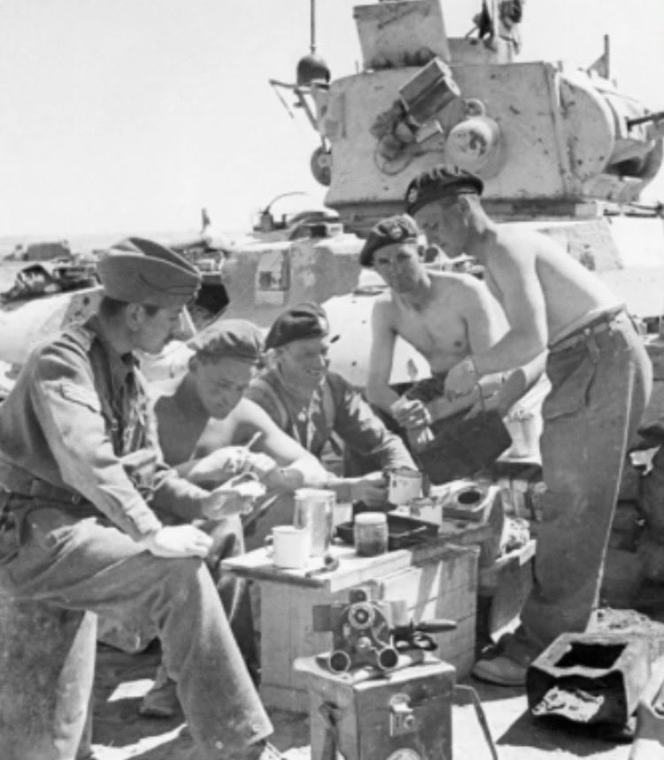 MAXIMUM_ODEN's tweet photo. 【英国の狂気】紅茶を安全に飲むためだけに、すべての戦車に「湯沸かし器」を義務づけた国

イギリス人にとって、戦場でも「ティータイム」は絶対。第二次世界大戦中、イギリスの戦車兵たちは戦闘の合間にわざわざ戦車から降り、地面にコンロを置いて優雅に紅茶を淹れていた。

しかし、これが戦史に残る「大悲劇」を引き起こすことになる。

☕️ 紅茶の準備中に奇襲されたル・メニル＝パトリの戦い　　　
この戦いで、イギリス軍の第22機甲旅団などの戦車兵たちが、戦闘の合間に戦車から降りて紅茶を淹れて（コンロでお湯を沸かして）いました。

そこへドイツ軍の第12SS装甲師団（ヒトラーユーゲント）による猛烈な奇襲を受け、乗員が戦車に戻る間もなく、わずか数分間で数千人の兵士と多くの戦車が撃破される大惨敗を喫しました。

戦後、イギリス軍の医学研究専門委員会（MRC）が提出した公式報告書には、はっきりとこう記録されています。

「ノルマンディー戦において、多くの戦車乗員が降車して湯を沸かしている最中、敵の不意打ちを喰らって戦死・負傷した。兵士に降車を禁ずることは、彼らの唯一の娯楽（紅茶）を奪うため不可能である。よって、車内で安全に湯を沸かせる装置の義務化を��く進言する」

☕️ 「外に出せないなら、中で沸かせ」
多くの優秀な戦車兵が「紅茶の準備中」に戦死・負傷したことに激怒したイギリス軍上層部。しかし彼らの結論は「紅茶の禁止」ではなく、「戦車の内部で安全にお湯を沸かせるシステムを作る」だった。

そうして開発されたのが、車載電気湯沸かし器、通称『BV（Boiling Vessel）』。

☕️ 現代の最新鋭戦車にも強制標準装備
1945年の「センチュリオン」以降、イギリス軍はすべての戦車・装甲車にこのBVの搭載を法律レベルで義務化。

現代の主力戦車「チャレンジャー2」や最新の「チャレンジャー3」にいたるまで、この湯沸かし器がなければ設計段階で不合格になるという徹底ぶりだ。

ちなみにこの装置、紅茶だけでなく米軍から支給される戦闘糧食（MRE）を温めるのにも非常に便利だっ���ため、のちにアメリカ軍のM1エイブラム��戦車などにも「MBU」という名前でパクられ、標準装備されることになった。

文化の執念が兵器のスペックを書き換えた、戦史でも類を見ないイギリス軍の「ガチすぎるこだわり」の記録である。
#ミリタリー #戦史 #世界史 #第二次世界大戦 #歴史 #イギリス軍 #チャレンジャー2