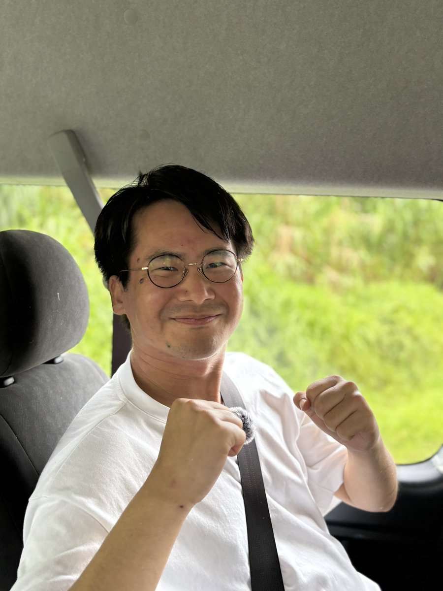 shinobukonno's tweet photo. 対比の問題です。

ある選挙好き芸人が、沖縄県知事選のロケに来ています。

選挙期間中は違反になる「候補者名入りののぼり」を発見。雨の中、嫌がるスタッフを引き連れて強引に取材した直後の1枚と、選挙と関係のない取材でつまらなそうにしている1枚を並べてみました。

さて、どちらがどちらでしょう。