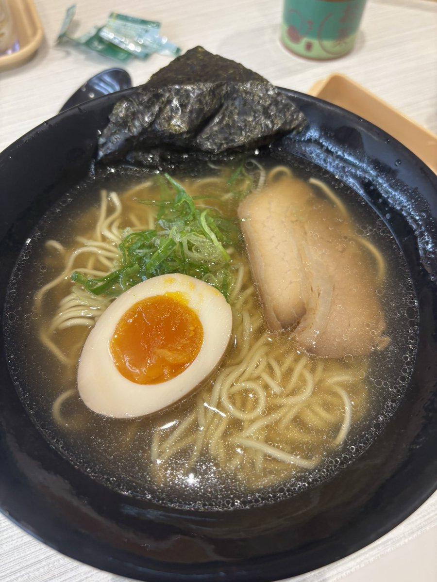 Peitter5's tweet photo. はま寿司中毒からの脱出を宣言します🍣🤣
寿司のラインナップは本当に固定的ww
塩ラーメンは貝ダシ濃いー🍜

#はま寿司 #えび #納豆巻き #軍艦 #サーモン #まぐろ #わさび #塩らーめん #背徳感 #酢飯ラブ https://t.co/nlI8xsMiEE