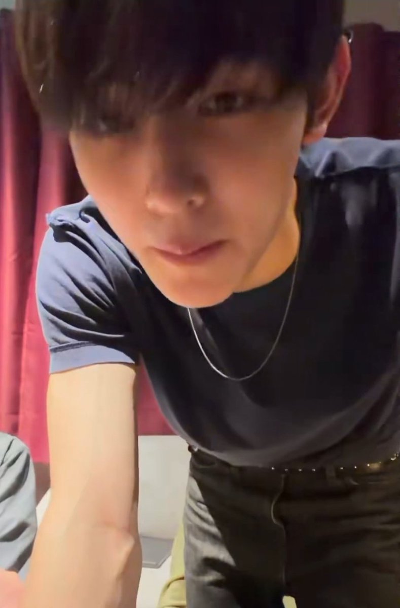 seanvrs's tweet photo. seonghyeon selama live semalem pake baju kebalik https://t.co/OoTh2HB36i