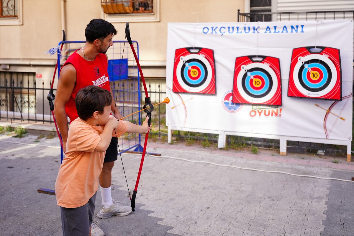 MaltepeBelTr's tweet photo. 🏹🏸Spor ve oyunu tüm mahallelerimize götürmeye devam ediyoruz.

Çocuklarımızı badminton, dart, masa tenisi, okçuluk, trambolin ve şişme oyun parklarıyla buluşturduğumuz Her Mahallede Spor Her Mahallede Oyun etkinliklerimizle dün Aydınevler Gamze Sokak'taydık.

Bugün Fındıklı Mahallesi İBB Tesisleri'nde olacağız.  Tüm çocuklarımızı bekleriz!

🕓16.00-20.00