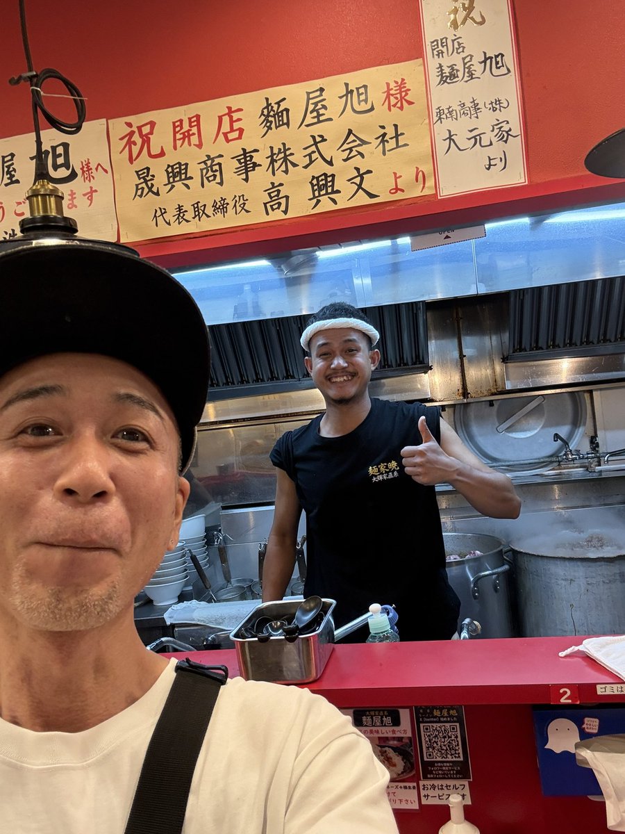 TERU_daiki's tweet photo. ラーメンDB
最近の人気ランキングで
堂々の全国第1位を獲得した
大輝家直系　麺屋　旭の
『アウン店長』と📸

あらためて心よりおめでとうございます🎊
スタッフの皆んなも毎日おつかれさまです☺️
自分のことのように嬉しい🤙 https://t.co/Z3td6zhzFw