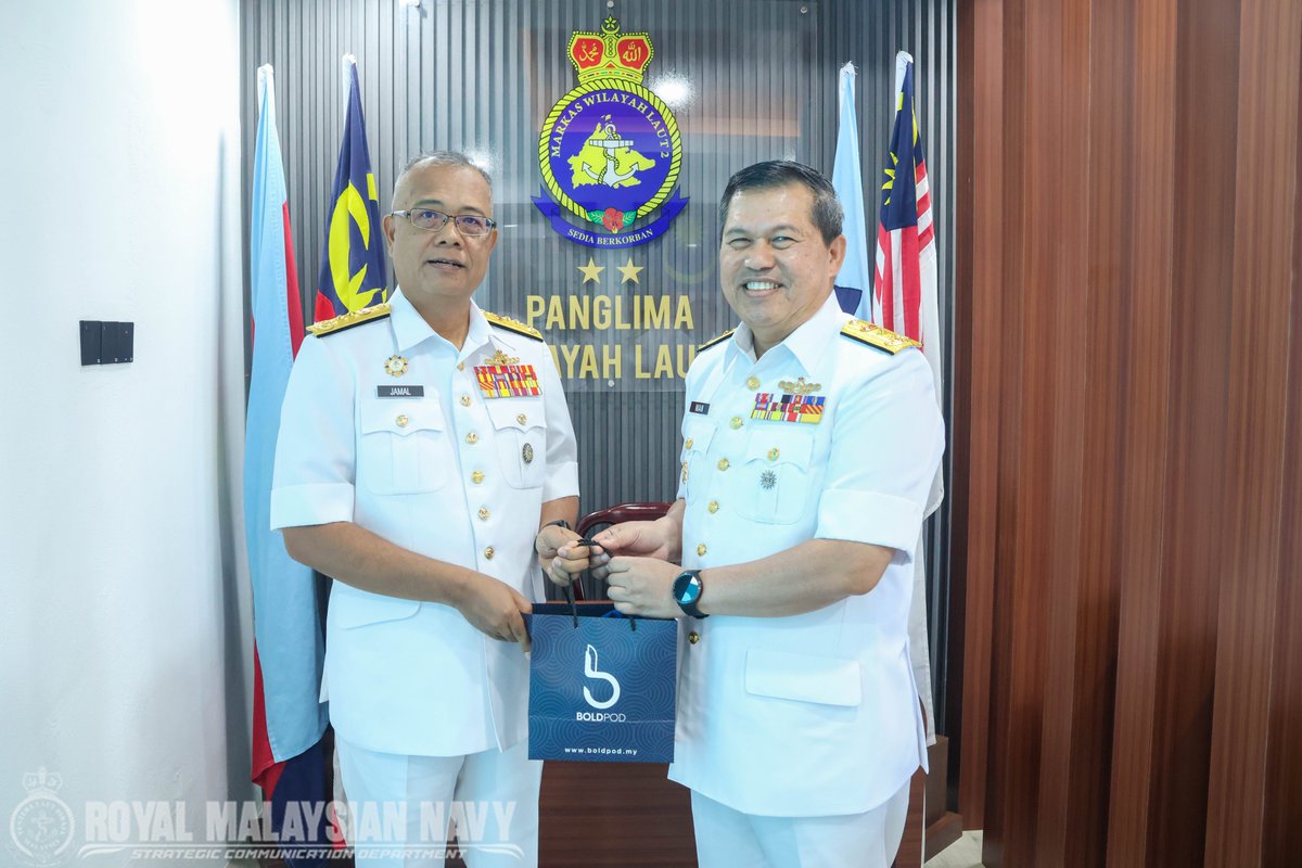 NavySDK's tweet photo. ๐๐จ๐ก๐๐จ๐ก๐๐๐ก ๐๐ข๐ฅ๐ ๐๐ง
3 September 26 - Panglima Wilayah Laut 2 telah menerima kunjungan hormat daripada Laksamana Pertama Wan Baderul Hisan bin Wan Muda, Penasihat Pertahanan Kedutaan Besar Malaysia-Tokyo, Jepun.
#NavyUpdate https://t.co/RED4kDJJpn