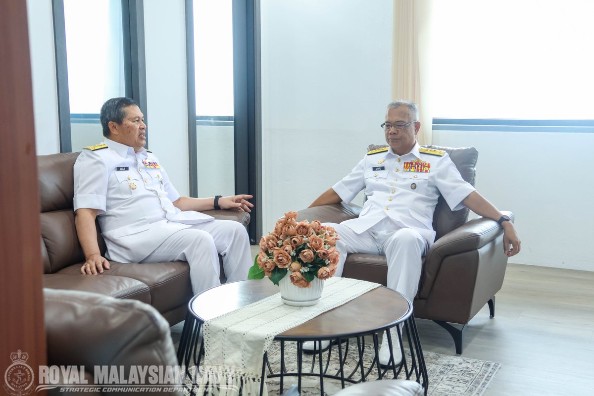 NavySDK's tweet photo. ๐๐จ๐ก๐๐จ๐ก๐๐๐ก ๐๐ข๐ฅ๐ ๐๐ง
3 September 26 - Panglima Wilayah Laut 2 telah menerima kunjungan hormat daripada Laksamana Pertama Wan Baderul Hisan bin Wan Muda, Penasihat Pertahanan Kedutaan Besar Malaysia-Tokyo, Jepun.
#NavyUpdate https://t.co/RED4kDJJpn