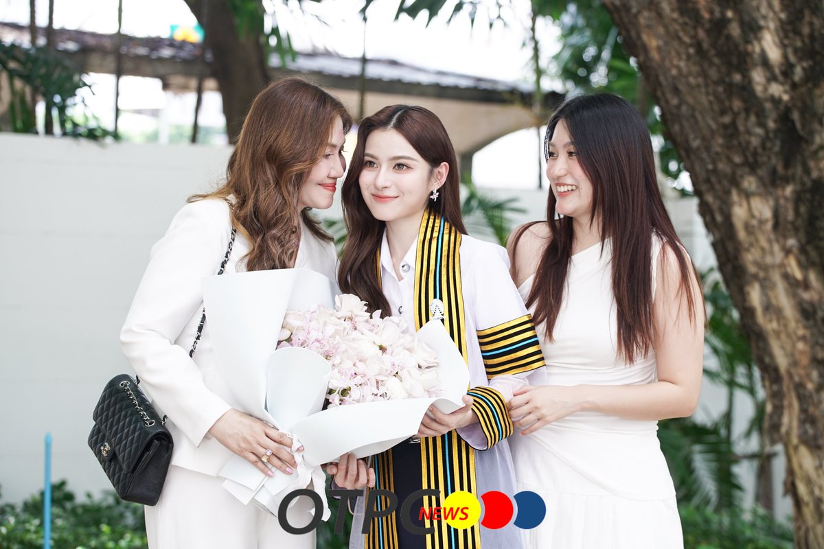 otpcnews's tweet photo. สุดอบอุ่น! "พรีม ชนิกานต์" คว้าปริญญาตรี คณะพาณิชยศาสตร์และการบัญชี สาขาการตลาด (Marketing) จุฬาลงกรณ์มหาวิทยาลัย 🎓✨ เป็นความภาคภูมิใจของครอบครัว
CONGRAT PRIM NEW JOURNEY
#PrimiilyGraduationsDay
#primiily #ลูกหมีของพรีม
#CBSChula https://t.co/YFBayK64ea