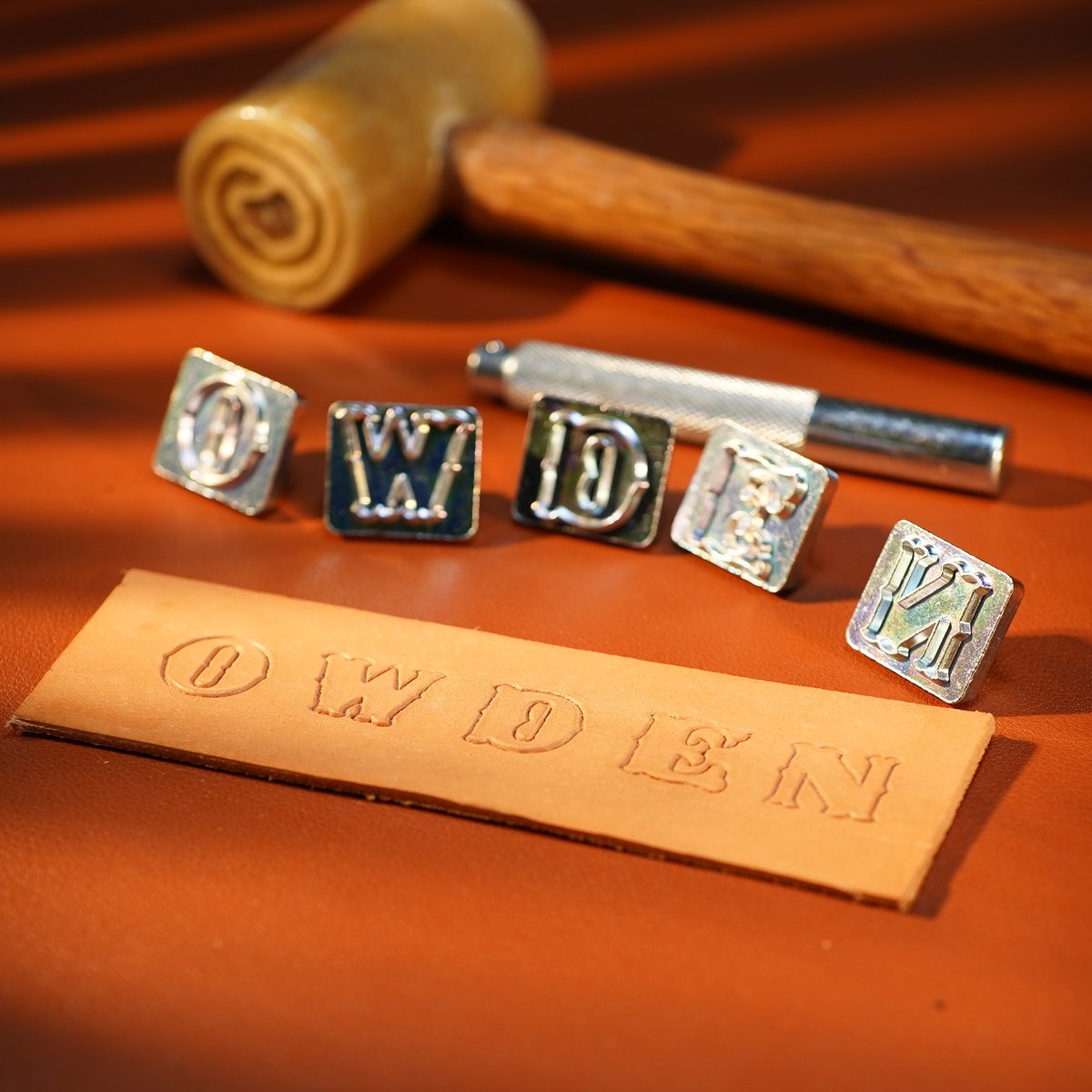 OWDENCRAFT's tweet photo. OWDEN Leather Font Stamps + Mallet! ✨ Personalize bags, belts & DIY with names, logos! Pro results, easy to use. SHOP NOW! 👇 #OWDEN #LeatherTools #DIYLeather
#OWDEN #leathercrafttool #DIYtool #handtool #leatherworks #leatherart #leathertool #leathertoolforsale https://t.co/sktmuASwZk