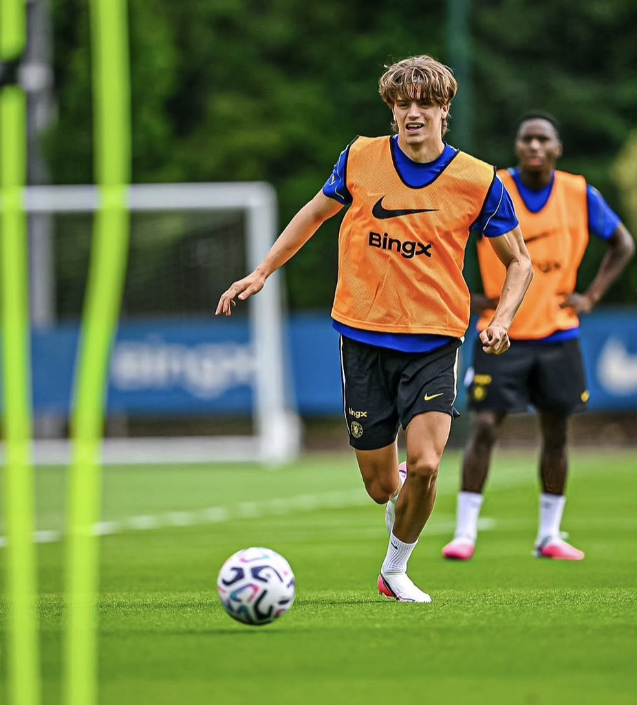 Maestrochris10's tweet photo. 🚨🔵 Marco Palestra is AVAILABLE for Arsenal vs Chelsea! 💥

Huge boost for Xabi Alonso ahead of Sunday’s London derby.

Palestra’s recovery gives Chelsea another option at right-back especially important against Arsenal’s threat out wide.

His pace, 1v1 ability and aggression could be valuable in a game where Chelsea will need to defend transitions AND attack the space behind Arsenal’s full-backs.

Would you START Palestra at the Emirates? 👀