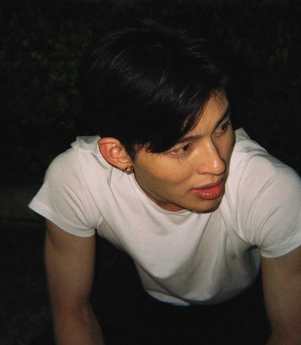 narachieves's tweet photo. I lovee his honey skin,yearning eyes, red ears and his flushed cheeks, he's so goddamn perfect. https://t.co/7okKXelFcZ