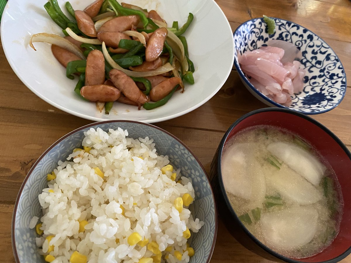 8mikan9's tweet photo. 今日のランチ。オナガの刺身、炒め物、そして何年ぶりかのトウモロコシご飯！ https://t.co/rOi0mjXmrP