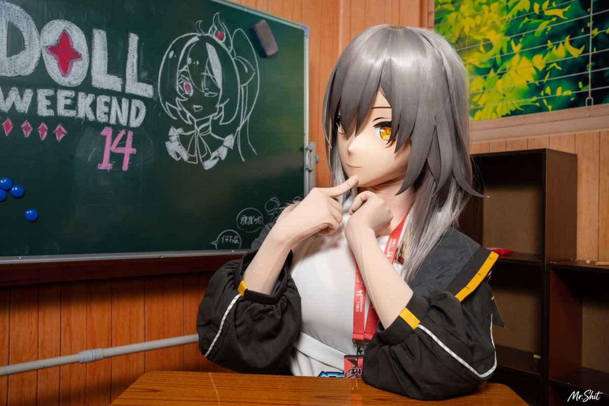 Shokokig's tweet photo. It's time to officially show off the raccoon~

Graphia academy sure looks a bit different...

📷✨️: mr.shit

#DW #DW14 #kigurumi #着ぐるみ https://t.co/d49QP9KZpb