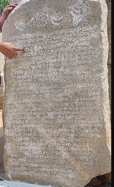 ybharath77's tweet photo. Saluva rulers were descendants of Chalukya dynasty, claims historian - The Hindu
https://t.co/HW6h6KSMEY
MyNa Swaamy pointing to 'ಚಾಲುಕ್ಯವಂಶ' in the inscription of Saluva Narasinga raya. https://t.co/48seAoV8UI