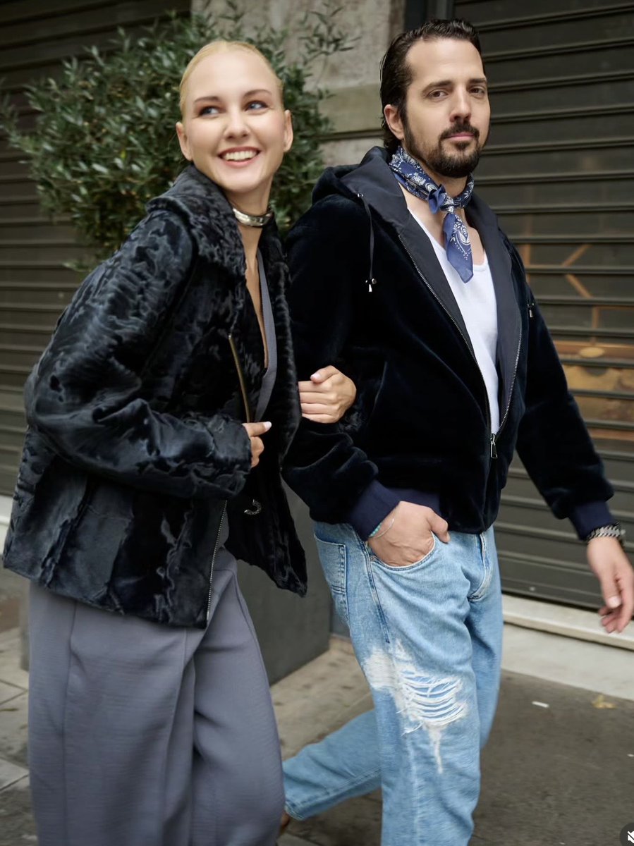 LTolzac's tweet photo. En automne, on n’attend pas l’hiver pour choisir une nouvelle tenue.
Cette veste en Astrakan fera l’affaire.
#streetfashion #fashion #fourrure #chic #hiver #fashionstyle #biodégradable #recyclable #durable #fur #mode https://t.co/0Fs4k7O9sA