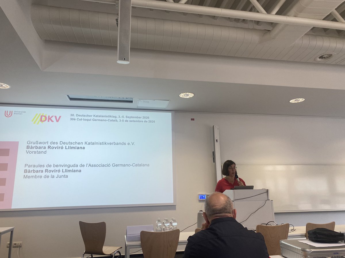 epaluzie's tweet photo. A continuació, paraules de benvinguda de la representant de l'Associació Germano-Catalana (DKV), @barbara_roviro, professora a la Universitat de Bremen. https://t.co/FsAZn8CeDK