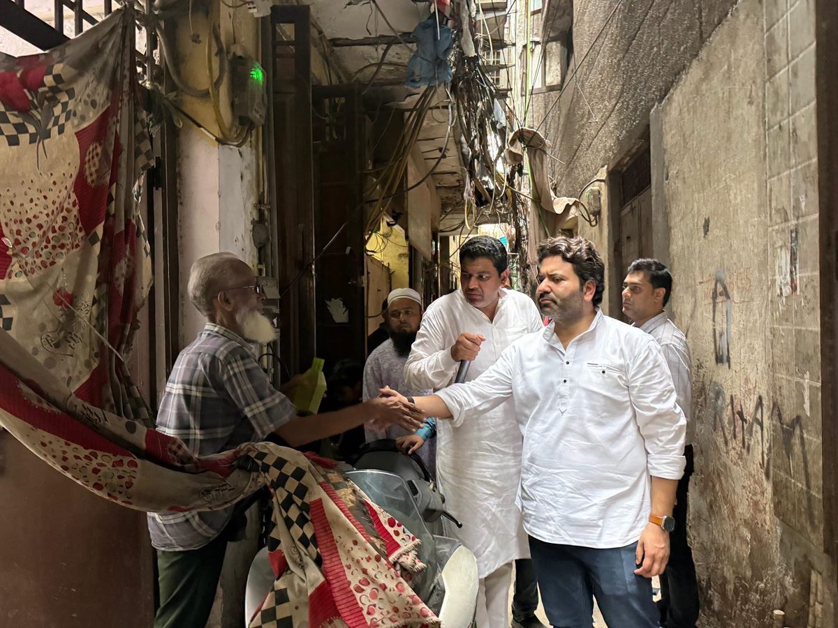 AaleyIqbal's tweet photo. MLA आले मोहम्मद इक़बाल ने डेंगू, मलेरिया और चिकनगुनिया की रोकथाम के लिए आज से इलाके में गली-गली फॉगिंग अभियान शुरू किया गया। इस दौरान चाँदनी महल के निगम पार्षद मोहम्मद इमरान भी मौजूद रहे। #dengue #malaria #awarness #health https://t.co/KChSbrRtqM