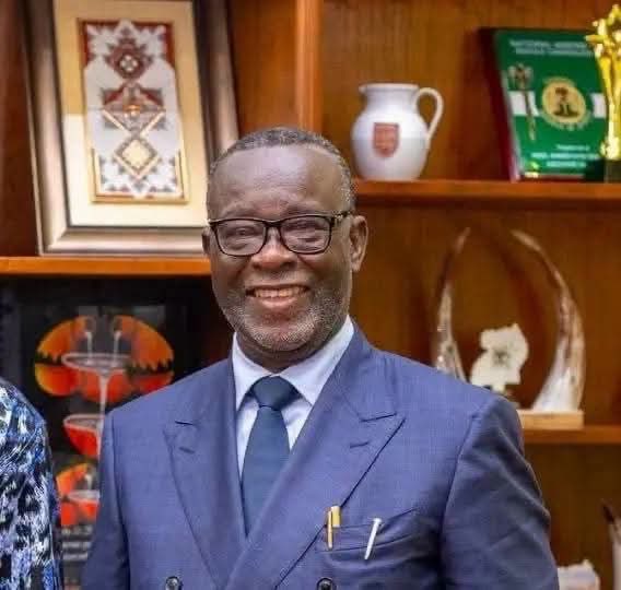 KokuAnyidoho's tweet photo. What is stopping him from resigning and mainstreaming himself in partisan politics????

If he were the first ever CJ in Ghana 🇬🇭, we could pardon him for traversing virgin territory and pardon his gross indiscretions but for goodness sake,  we have seen pleeeeeeenty CJs before and this extremely ignominious path was never trodden. 

What has happened to the principle of, Separation of Powers such that the CJ is now the Chief Propagandist (CP) of the Executive?

You have forced Judges to sit on cases during the legal vacation and instead of you to focus on your territory, you are now seeking unnecessary negative attention from doing PR for the Executive.  Phew!!!!

… and these ones actually had the effrontery to accuse the former CJ of dabbling in partisan politics?  Eish!!!

You have this fat log in your eyes and you are pointing viciously to the speck in the eyes of your neighbour?  Mathew 7:3.

This is extremely despicable and disgusting!!!!

We are destroying our democracy ooooooooo:  Ayooooooooo🔥🔥🔥🔥🔥🔥🔥🔥

History has a  very interesting way of repeating itself ooooooo:  Hmmm!!!!!!