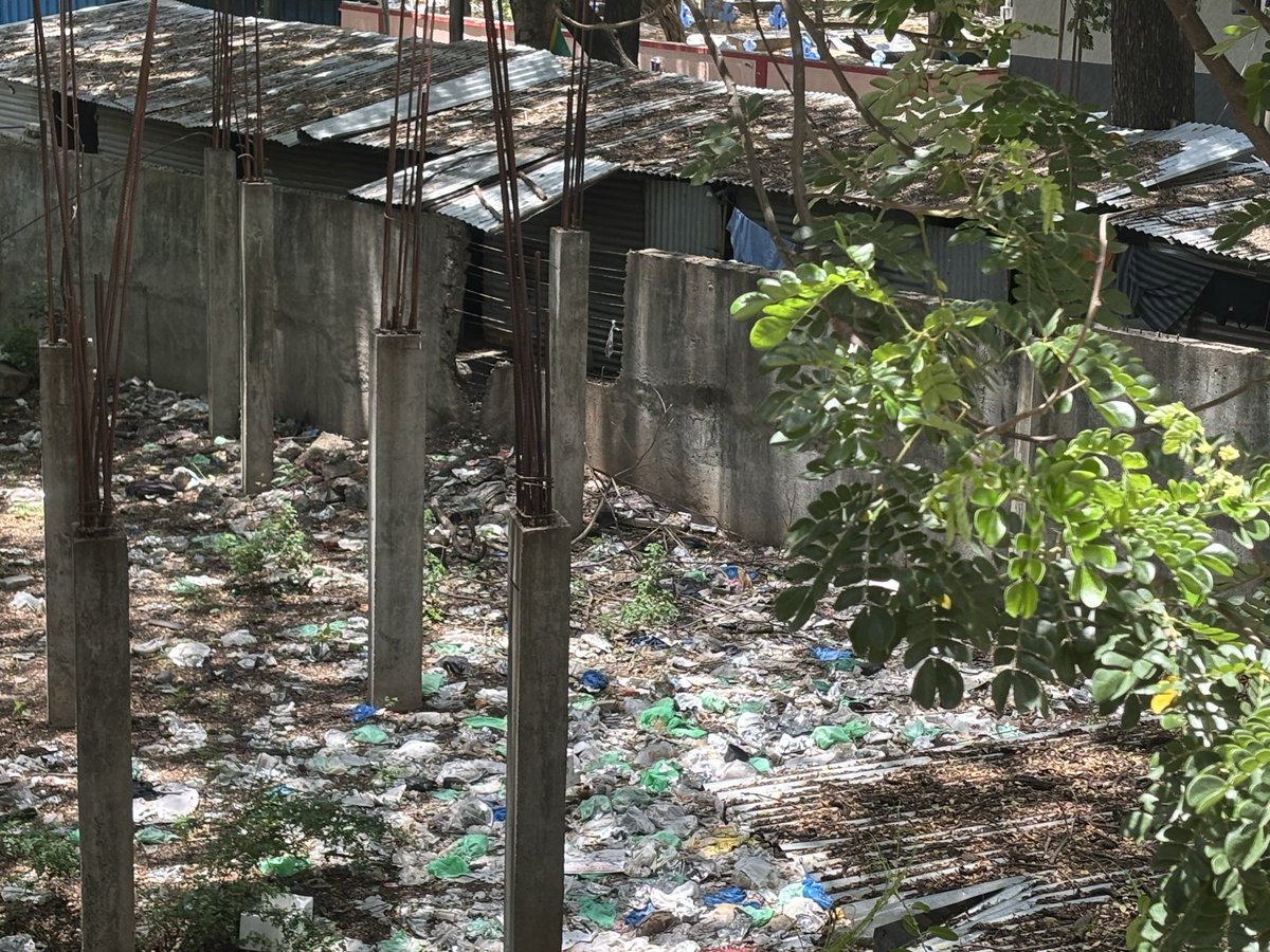 singaramtalk's tweet photo. @chennaicorp This is right next to our apartment in Kotturpuram. Ppl in a makeshift shelter have been throwing around garbage like crazy (see pics). It’s causing a foul smell, mosquito menace and even 1 family got Dengue cause of this!  Pl dispose the waste and garbage ASAP! https://t.co/kDm5gkP9YC
