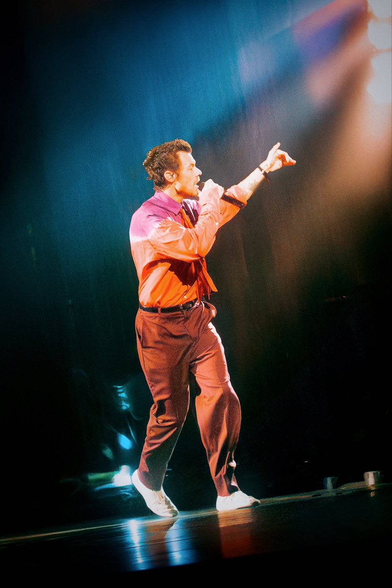 loveoftour's tweet photo. harry / nyc night 4 🪩✨ https://t.co/FdcWpTdZS4