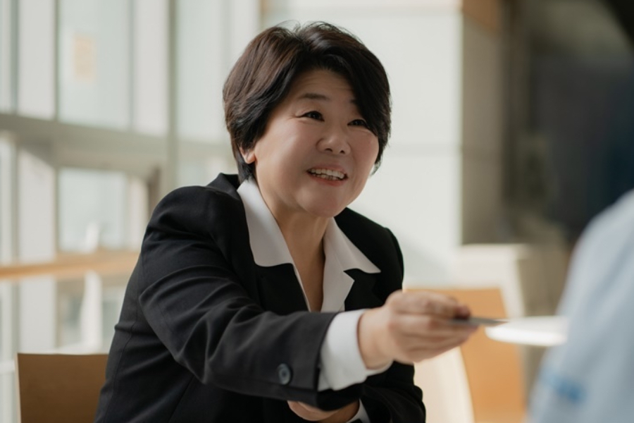 soompi's tweet photo. #LeeJungEun Is A Shrewd Deal-Maker And #KimJiWon’s Unlikely Partner In “#DoctorX”
https://t.co/6JZJEAlKlv https://t.co/9nXYibu7EP