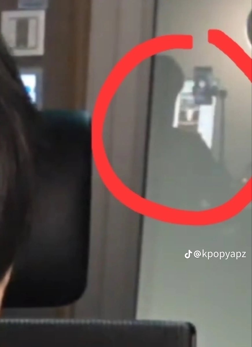 sunoolove7's tweet photo. I SAW THIS ON TIKTOK AND I’M GOING CRAZYYY  JUNGWON WATCHING HEESEUNG’S CONCEPT PHOTOS ON YESTERDAY’S LIVE??? AWWW MY HEEWON 🥹🫶 https://t.co/kmoPjY9AXv
