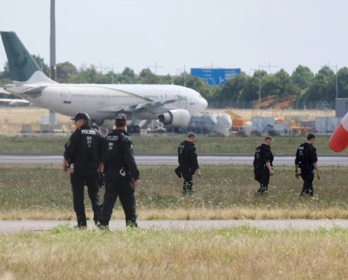 admirim's tweet photo. Der Spiegel: One of the suspects in the Leipzig airport attempted drone attack flew to Serbia afterward.

"According to Western intelligence agencies, the Balkan state is a hotspot for Russian sabotage operations in Europe," Der Spiegel reports. https://t.co/PKtPPq6fOq