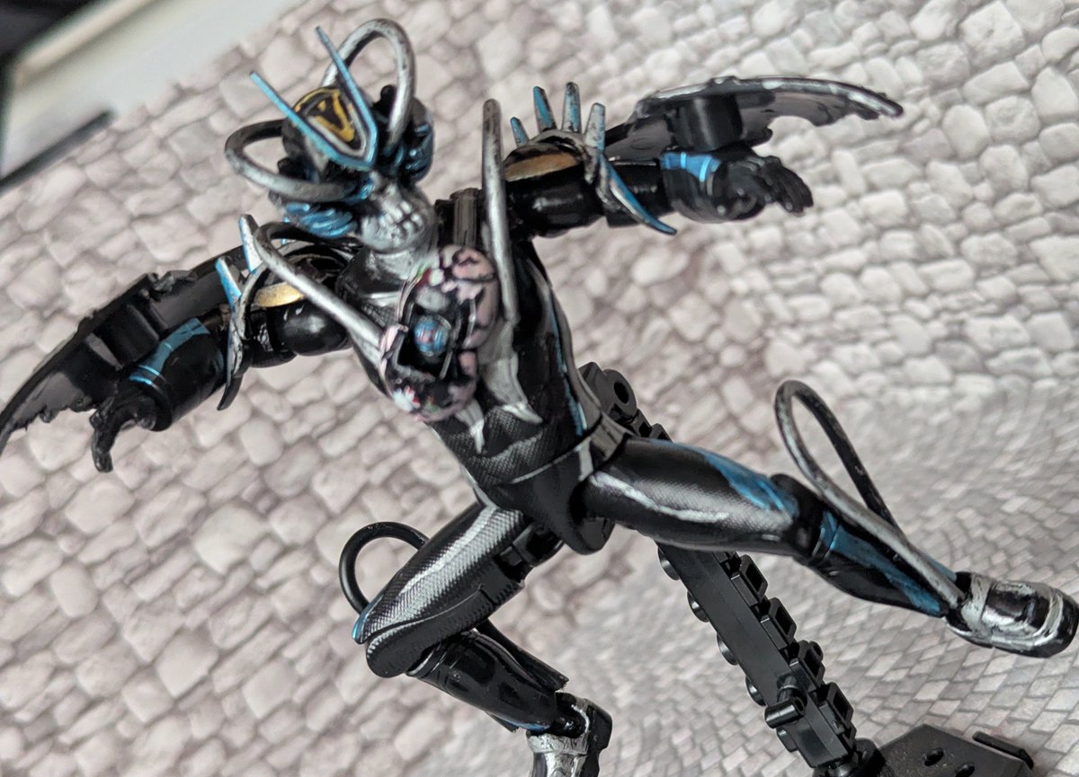 mamiiin_shumi's tweet photo. 「今日から君はーーー仮面ライダーマイスだ」

仮面ライダーアナザーマイス、完成しました🐀
頭部はセリアのミニチュア骸骨を使用しています緩くて外れやすいです(笑)
#装動
#アナザーライダー
#仮面ライダーマイス https://t.co/0Kcz8cnIzP