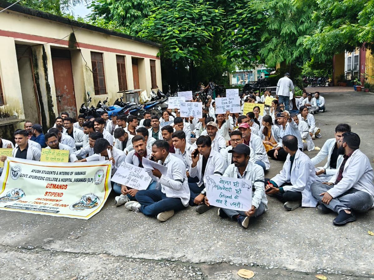 THAKURSUMITRAO2's tweet photo. AYUSH students in UP deserve justice. ₹7,500 stipend till 2011 ....
It's very unfair with us
25000 is much needed 

@ayushupdept @dayalugurubjp @SureshKKhanna @CMOfficeUP @upayushdept @brajeshpathakup

#25kforAYUSH #hikeAYUSHstipend #AYUSHInternsUP https://t.co/CX4ef4wBRa
